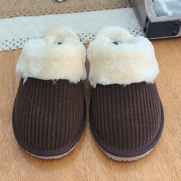 Minnetonka Plush Lined Brown Women's Slippers - Picture 2 of 8